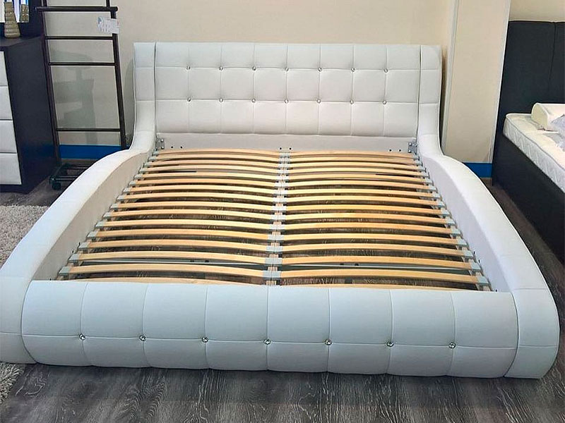 Кровать Nuvola 1 фото в белой экокоже с основанием и стразами